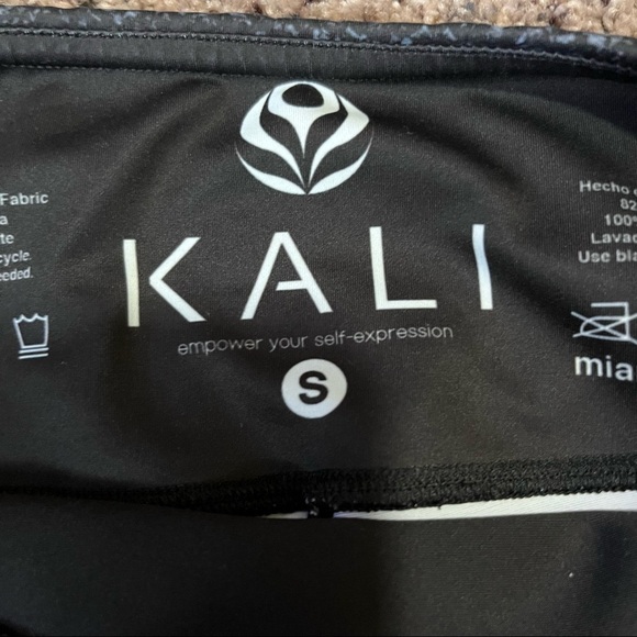 Kali Angel Wing Cropped Leggings Size Small - Picture 5 of 8